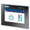 Ein elektronisches Display zeigt 'SIMATIC HMI', Diagramme mit Zahlen und Barometer, und das Siemens-Logo oben links.