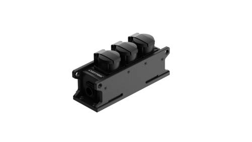 Ein schwarzes, rechteckiges Kunststoffmodul mit drei Steckdosen und Klappdeckeln. Hauptsächlich für elektrische Installationen geeignet.