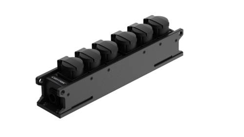 Sechsfache Steckdosenleiste in Schwarz, geeignet zur Montage. Steckplätze gleichmäßig verteilt, robustes Design für industrielle Nutzung.