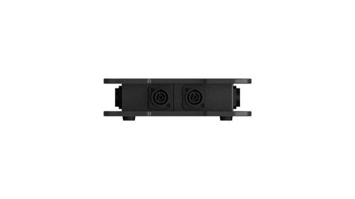 Rückansicht eines elektronischen Geräts mit zwei XLR-Anschlüssen in der Mitte, geeignet für Audioverbindungen.