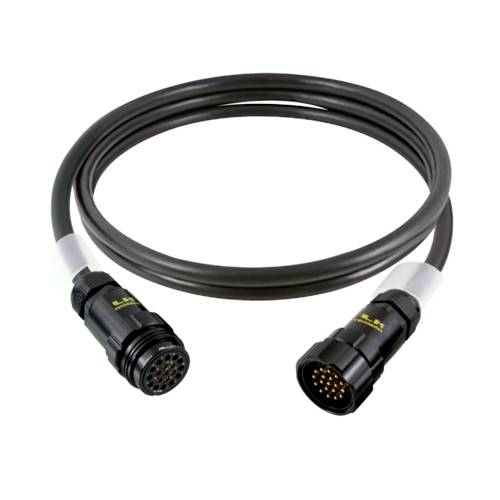 'Ein rundes, schwarzes Kabel mit zwei großen mehrpoligen Steckern an den Enden.'