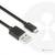 Ein schwarzes USB-Kabel mit einem Standard-USB-Anschluss und einem Micro-USB-Anschluss wird auf einem weißen Hintergrund gezeigt.