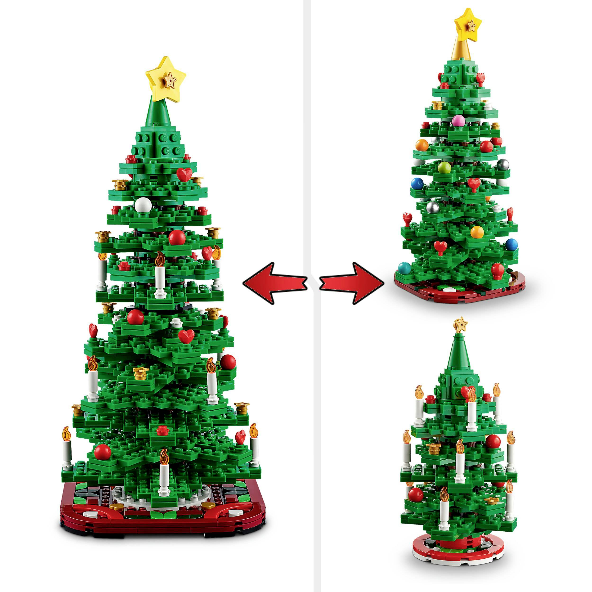 Ein LEGO-Weihnachtsbaum-Set mit zwei Konfigurationsmöglichkeiten. Links: eine größere Version, rechts: zwei kleinere Varianten.