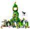 Ein Lego-Set zeigt eine grüne Turmstruktur mit Pflanzenmotiven. Figuren, darunter eine Prinzessin und eine Hexe auf einem Besen, sind um den Turm herum verteilt.