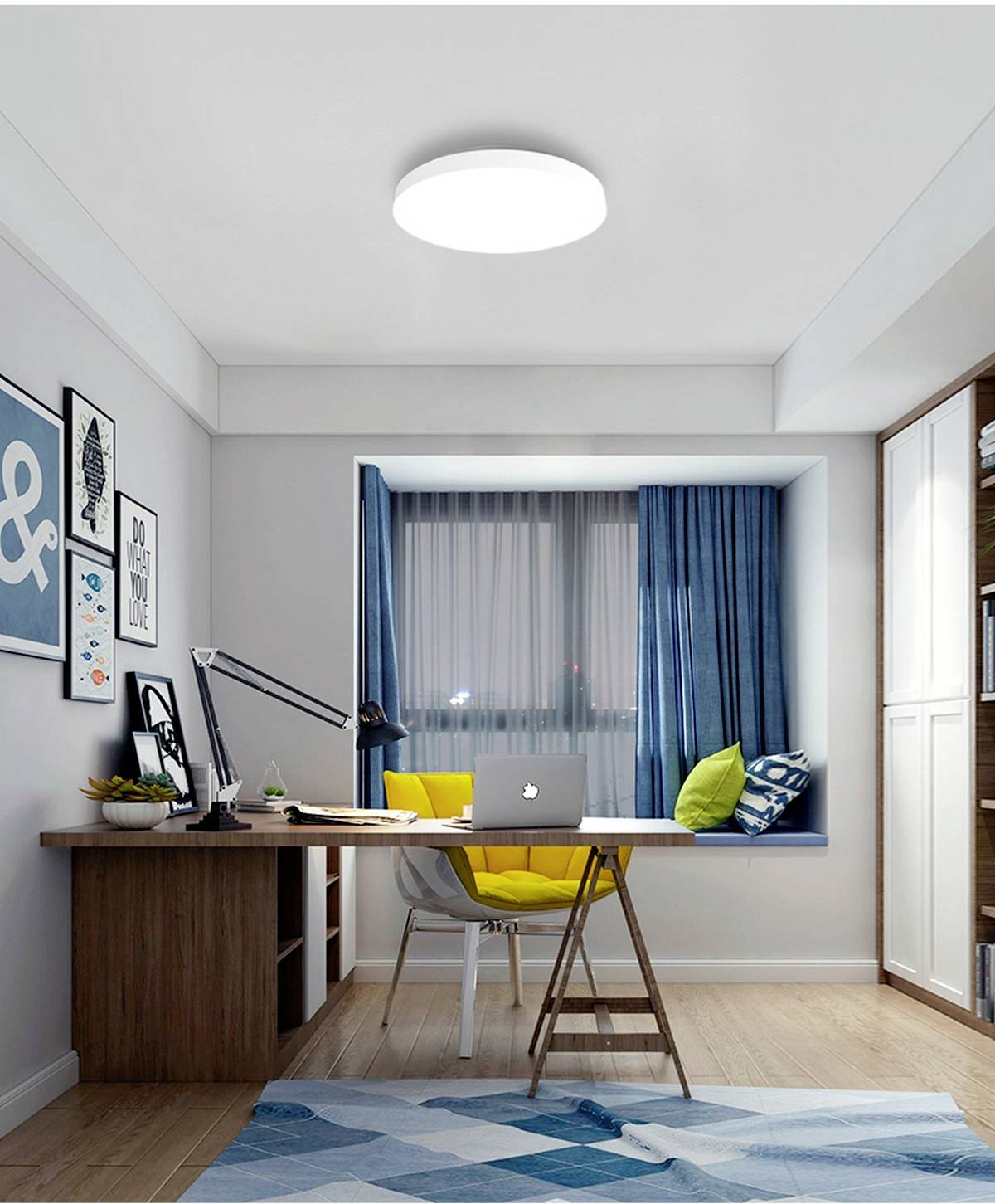 Ein modern eingerichtetes Arbeitszimmer mit Holzschreibtisch, gelbem Stuhl, Laptop und Tischlampe. Ein großes Fenster mit blauen Vorhängen im Hintergrund.