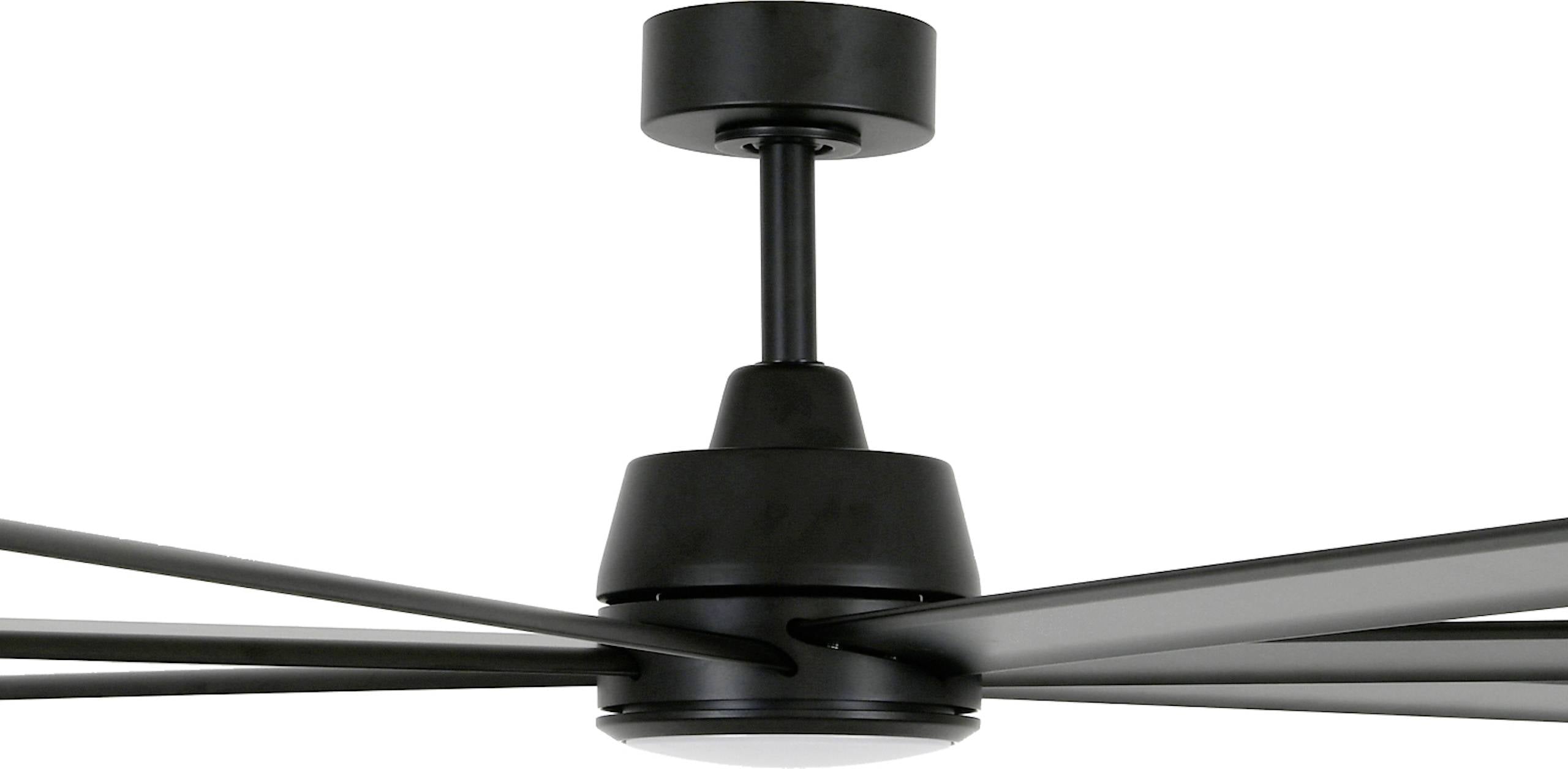 Schwarzer Deckenventilator mit langer, schlanker Achse und vier schmalen Flügeln, geeignet zur Belüftung großer Räume.