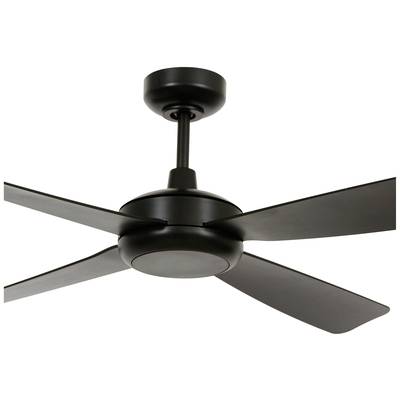 Deckenventilator mit vier schwarzen Flügeln an einer Stange, an der Decke montiert.