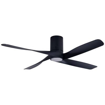 Schwarzer Deckenventilator mit vier flachen Flügeln, montiert an einem zylindrischen Gehäuse, auf weißem Hintergrund.