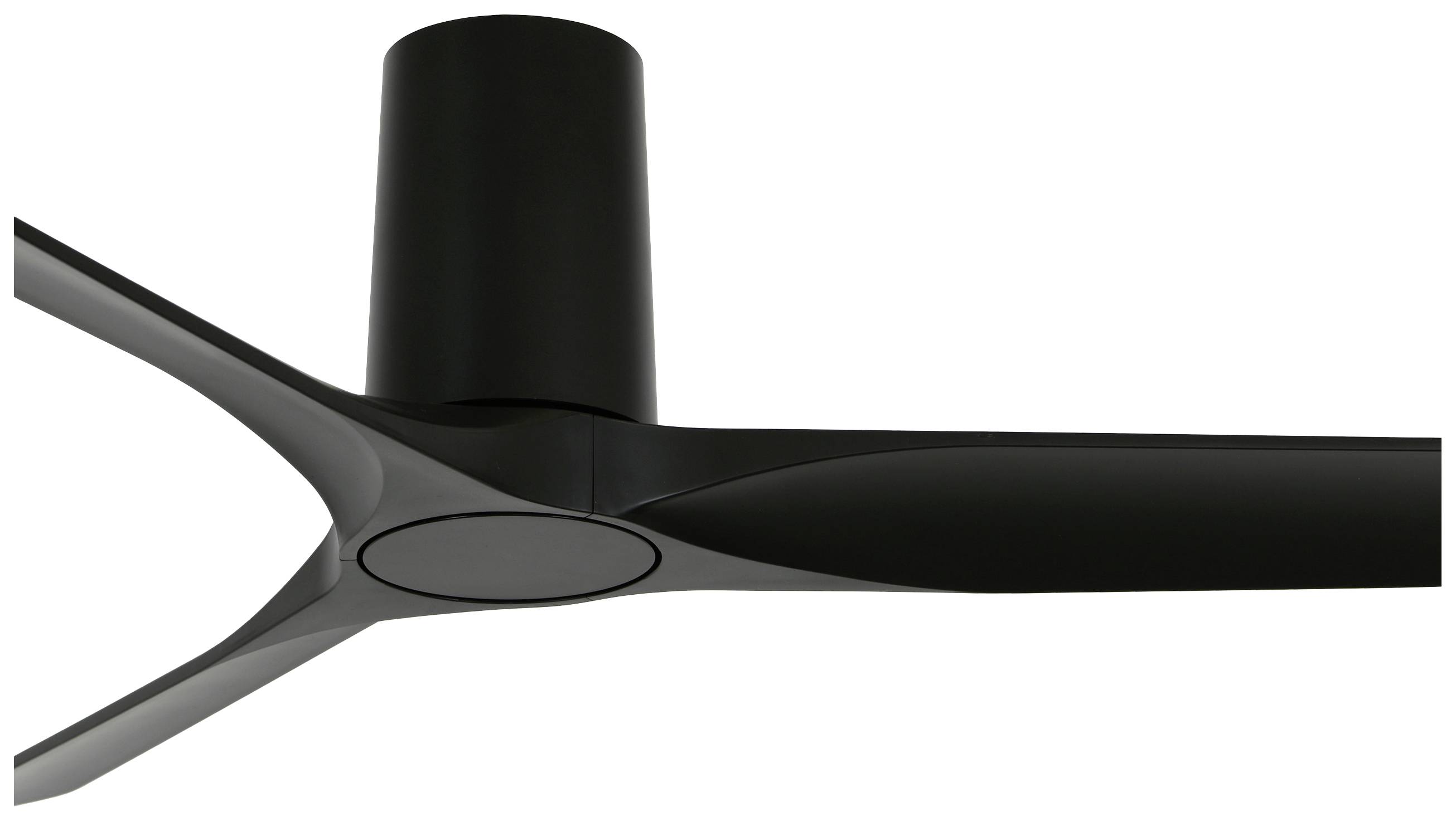 Ein schwarzer Deckenventilator mit modernem, minimalistischem Design und drei Flügeln, die um eine zentrale Achse montiert sind.