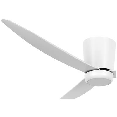Ein moderner, weißer Deckenventilator mit zwei Flügeln, der in einem Raum installiert ist.