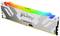 Ein weißer Kingston Fury Renegade DDR5 RAM-Riegel mit farbiger RGB-Beleuchtung, geeignet für Hochleistungskomponenten im Computer.