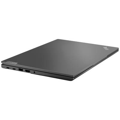 Geschlossener, schwarzer Laptop von der Seite gezeigt, mit sichtbaren Anschlüssen.