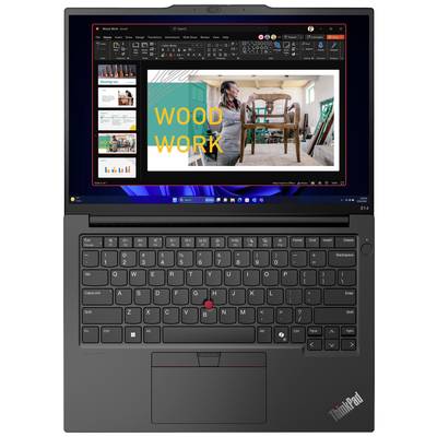 Präsentation auf einem Laptop-Bildschirm zeigt 'Wood Work' mit einem Bild einer Person, die ein Holzstuhl-Design betrachtet.