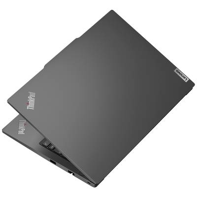 Ein grauer Laptop, teils geöffnet, mit 'ThinkPad'- und 'Lenovo'-Logo auf dem Gehäuse.