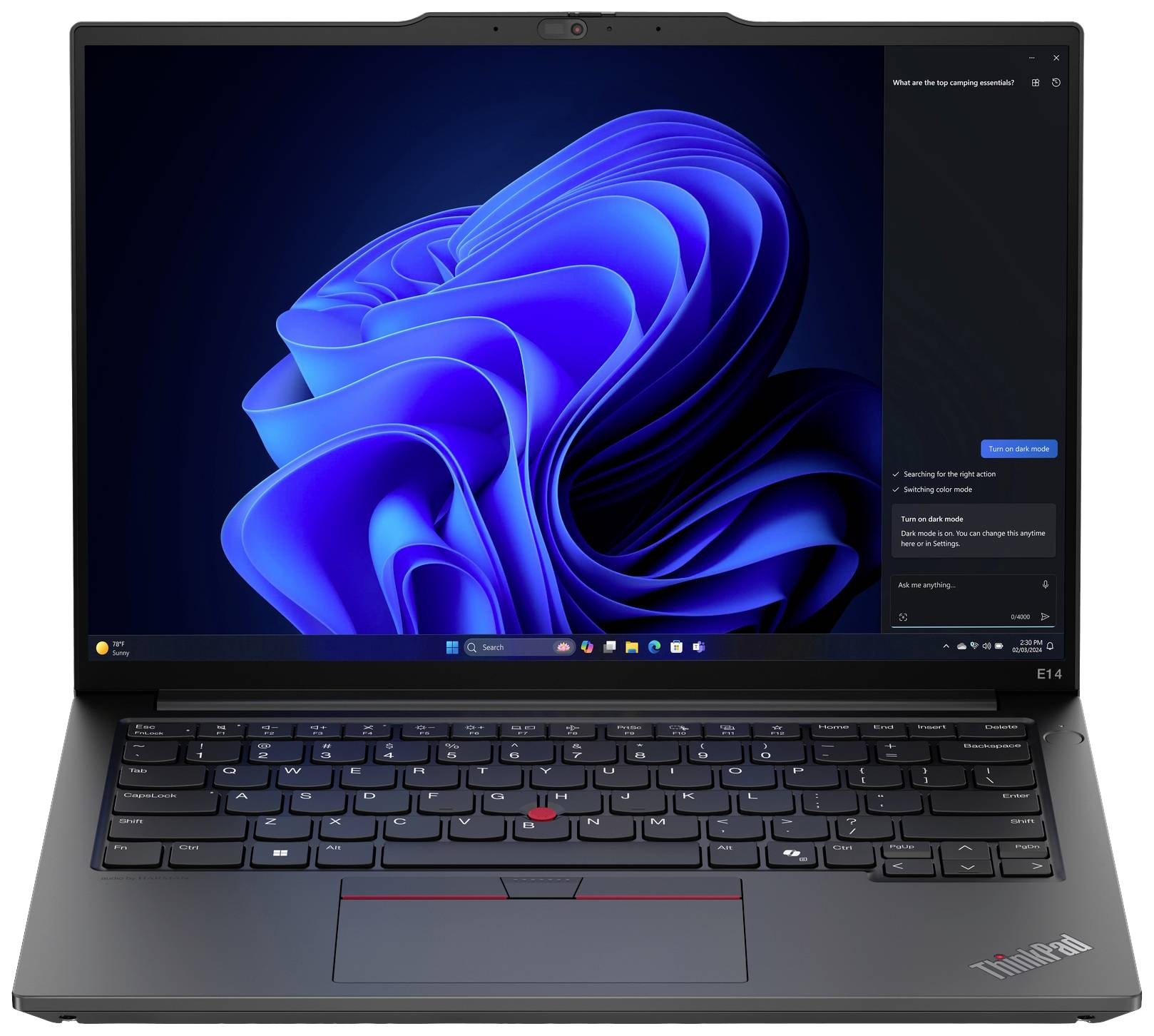 Ein Laptop mit geöffneter Windows 11-Benutzeroberfläche. Der Bildschirm zeigt das Startmenü mit dem Windows-Logo im Hintergrund.