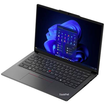 Ein schwarzer Laptop der Marke 'ThinkPad' geöffnet auf einem Tisch, zeigt den Windows-Startbildschirm mit Symbolen auf blauem Hintergrund.