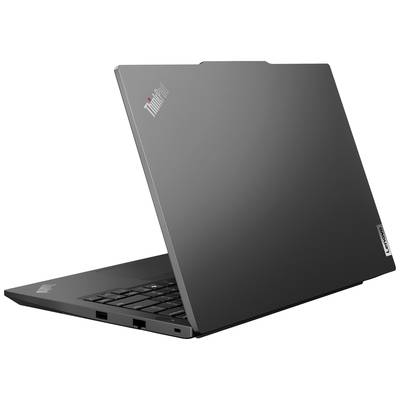 Ein ThinkPad-Laptop mit grauer Oberfläche, leicht geöffnet. Links sind Anschlüsse sichtbar.