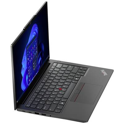 Ein aufgeklappter Laptop mit schwarzem Gehäuse. Der Bildschirm zeigt den Desktop von Windows 11.