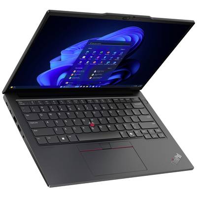Ein Laptop mit geöffnetem Bildschirm zeigt den Startbildschirm von Windows 11. Die Tastatur und das Touchpad sind deutlich sichtbar.