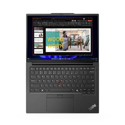Laptop mit geöffneter PowerPoint-Präsentation über Holzarbeit auf dem Bildschirm. Präsentation zeigt eine Person bei der Arbeit an einem Holztisch.