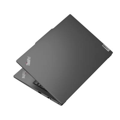 Grauer Laptop in aufgeklapptem Zustand, zeigt Teile der Tastatur. Markenlogo 'Lenovo' und 'ThinkPad' auf der Oberseite sichtbar.