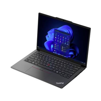 Ein geöffneter Laptop mit einem blauen Bildschirmhintergrund, auf dem das Startmenü von Windows angezeigt wird.