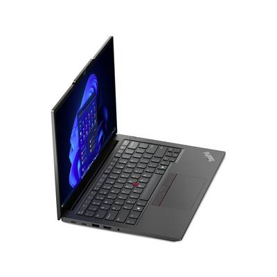 Ein aufgeklappter Laptop mit Windows-Bildschirm, rotem Trackpoint in der Mitte der Tastatur, auf weißem Hintergrund.