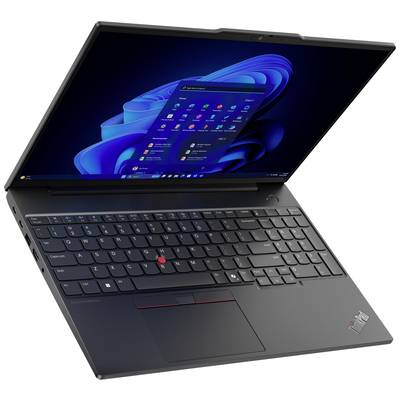 Ein geöffneter Laptop mit Windows-Betriebssystem, Startmenü sichtbar auf dem Bildschirm, Tastatur und Trackpad deutlich sichtbar.
