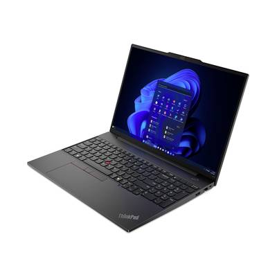 Ein aufgeklappter Laptop mit Windows-Oberfläche, Bildschirm zeigt das Startmenü. Gerät auf einem Tisch platziert.