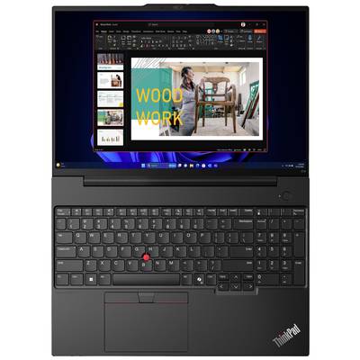 Ein Laptop zeigt eine Präsentation über Holzarbeiten. Auf dem Bildschirm ist ein Bild einer Person mit einem Stuhl zu sehen.