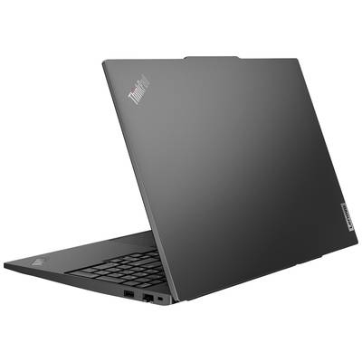 Ein geöffnetes schwarzes Notebook von Lenovo mit leicht geneigtem Bildschirm zeigt sein schlankes und modernes Design.