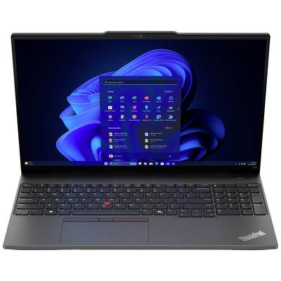 Ein geöffneter Laptop zeigt den Windows-Startbildschirm mit Symbolen und Suchleiste, auf einem modernen Laptop mit dunkelgrauer Tastatur.