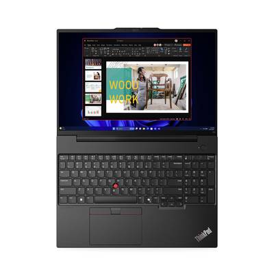 Ein Laptop geöffnet, zeigt eine Präsentation mit dem Titel 'WOOD WORK' auf dem Bildschirm. Tastatur und Touchpad darunter sichtbar.