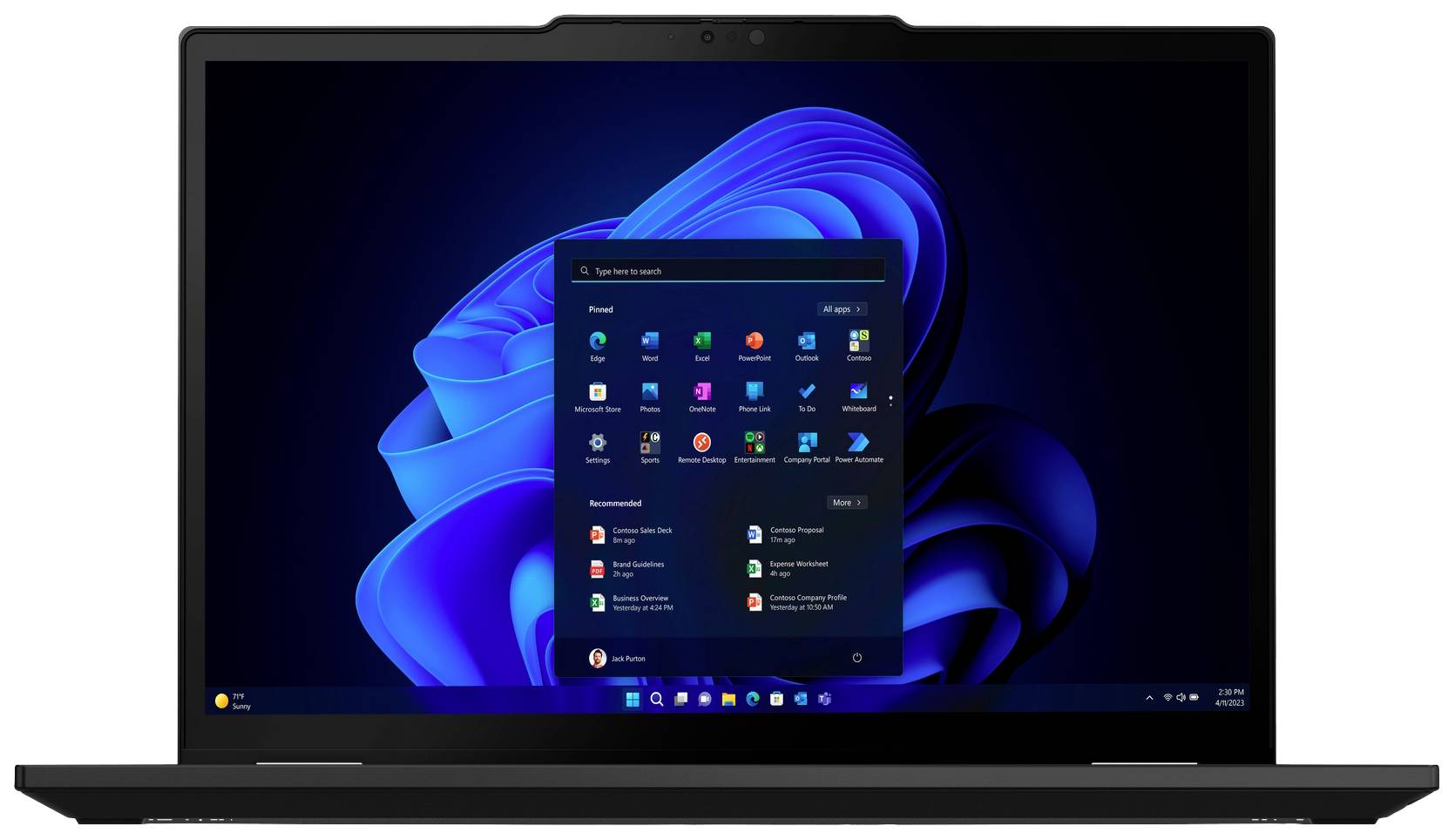 Ein Laptop zeigt den Windows 11 Startbildschirm mit geöffnetem Startmenü vor einem blauen Hintergrund auf dem Bildschirm.