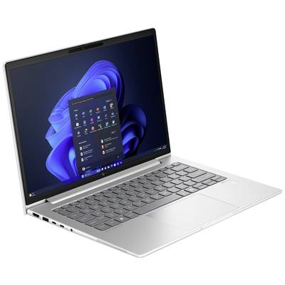 Ein Laptop mit geöffnetem Bildschirm zeigt die Startseite von Windows 11 mit Icons auf dunklem Hintergrund.