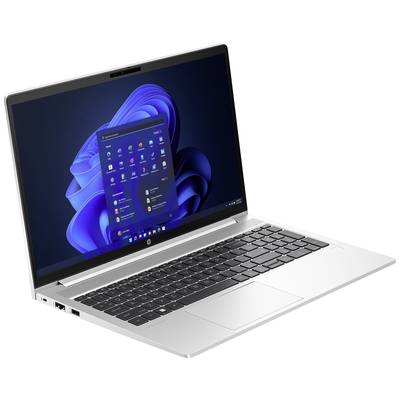 Ein silberner Laptop mit geöffneter Windows 11-Benutzeroberfläche auf dem Bildschirm, aus seitlicher Perspektive dargestellt.