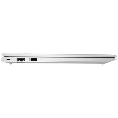 Ein geschlossenes silbernes Laptopgehäuse von der Seite, mit Ethernet- und USB-Anschlüssen sichtbar.
