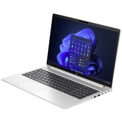 Ein silberner Laptop mit geöffneter Windows 11-Benutzeroberfläche auf dem Bildschirm, der Webbrowser und Programme anzeigt.