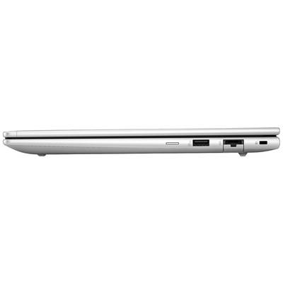 Ein geschlossenes silbernes Laptop, Seitenansicht. Sichtbare Anschlüsse sind USB, Ethernet und ein Audioanschluss.