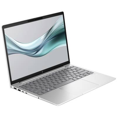 Ein silberner Laptop mit geöffnetem Display, das ein abstraktes blau-grünes Muster zeigt. Links sind mehrere Anschlüsse sichtbar.