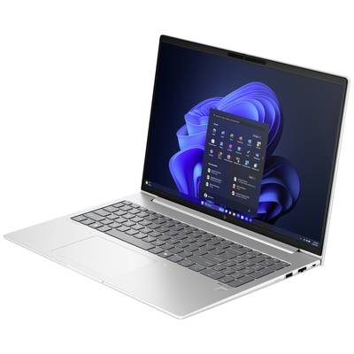 Silberner Laptop, geöffnet, zeigt Windows 11 Startbildschirm mit App-Symbolen. Tastatur, Trackpad, und Anschlüsse sind sichtbar.