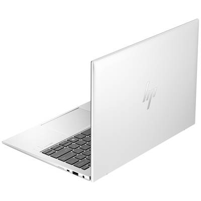 Silberner Laptop von der Seite, geöffnet mit sichtbarer Tastatur und Anschlüssen.