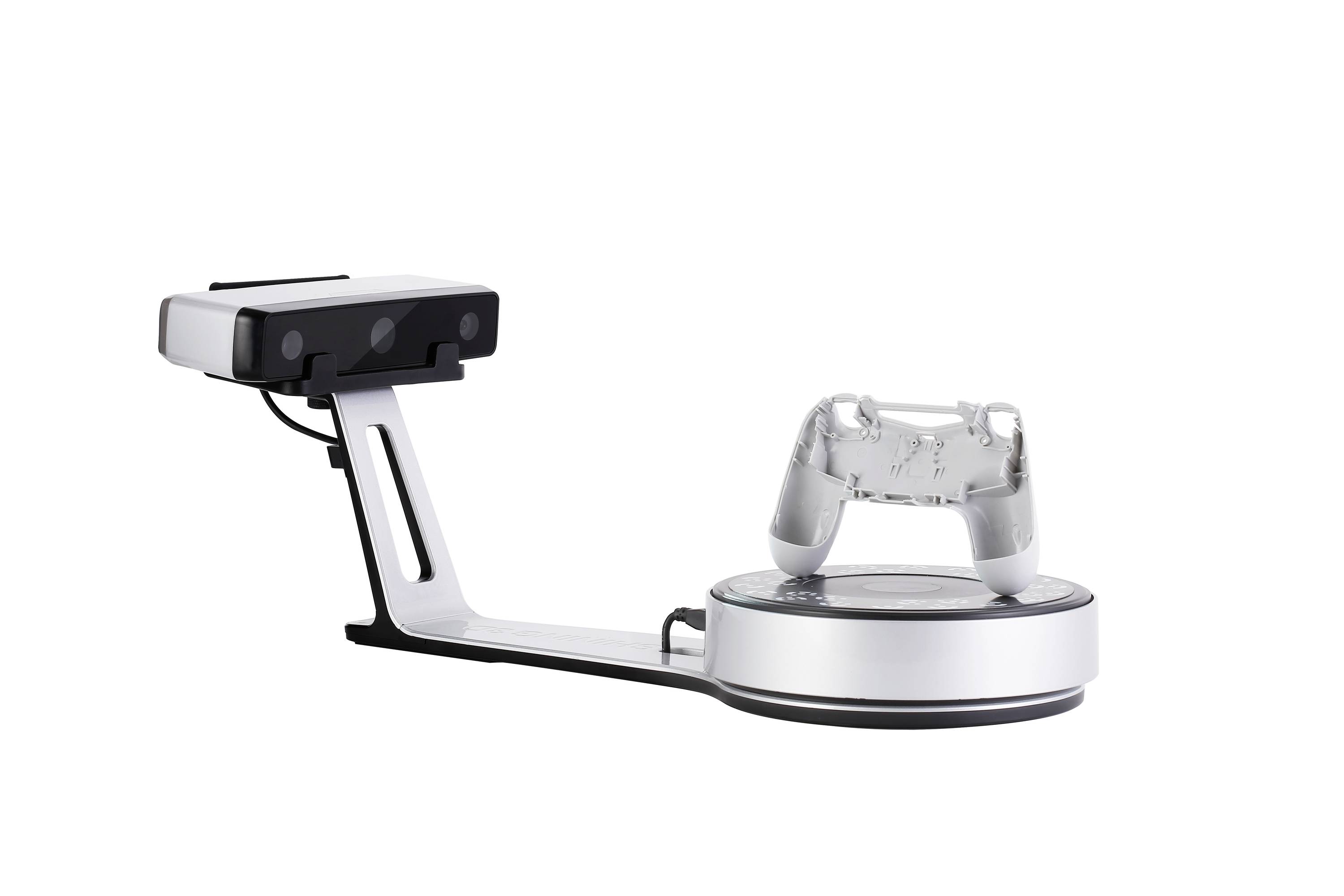 Ein kabelloses Gamepad auf einer ladestation mit einem Kameraarm, der darüber ragt, auf weißem Hintergrund.