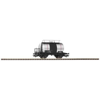 Ein schwarzer Kesselwagen auf Schienen, seitliche Ansicht. Der Wagen hat ein silbernes Fass mit Schutzgeländer oben und Beschriftungen.