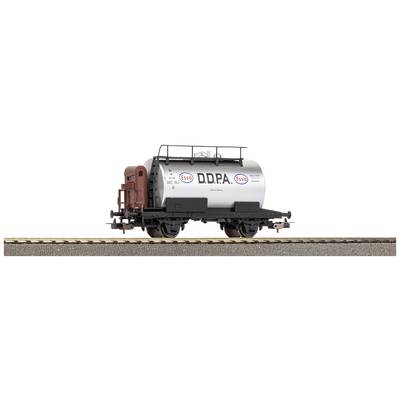 Ein silberner Kesselwagen mit 'D.D.P.A.' und 'Esso' Logos auf Eisenbahnschienen, seitliche Ansicht.