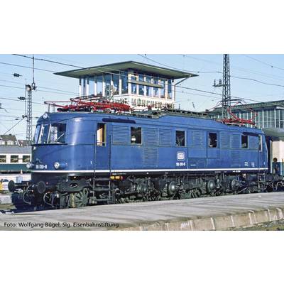 Blauer Elektro-Lokomotive der Deutschen Bahn steht auf einem Gleis. Im Hintergrund befindet sich ein Stellwerk.