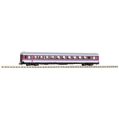 Ein Modellbahn-Personenwagen in Silber und Rot steht auf einem Gleis. Der Wagen hat mehrere Fenster und eine '2' ist sichtbar.