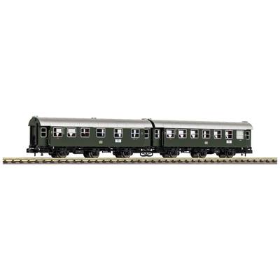 Grüner Modellzug mit zwei Waggons auf Gleis, seitliche Ansicht.