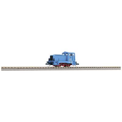 Eine kleine blaue Lokomotive fährt auf einem Modellbahngleis.