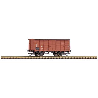 Brauner Güterwaggon auf einem Gleis, seitliche Ansicht. Der Waggon hat eine rechteckige Form und Metallräder.